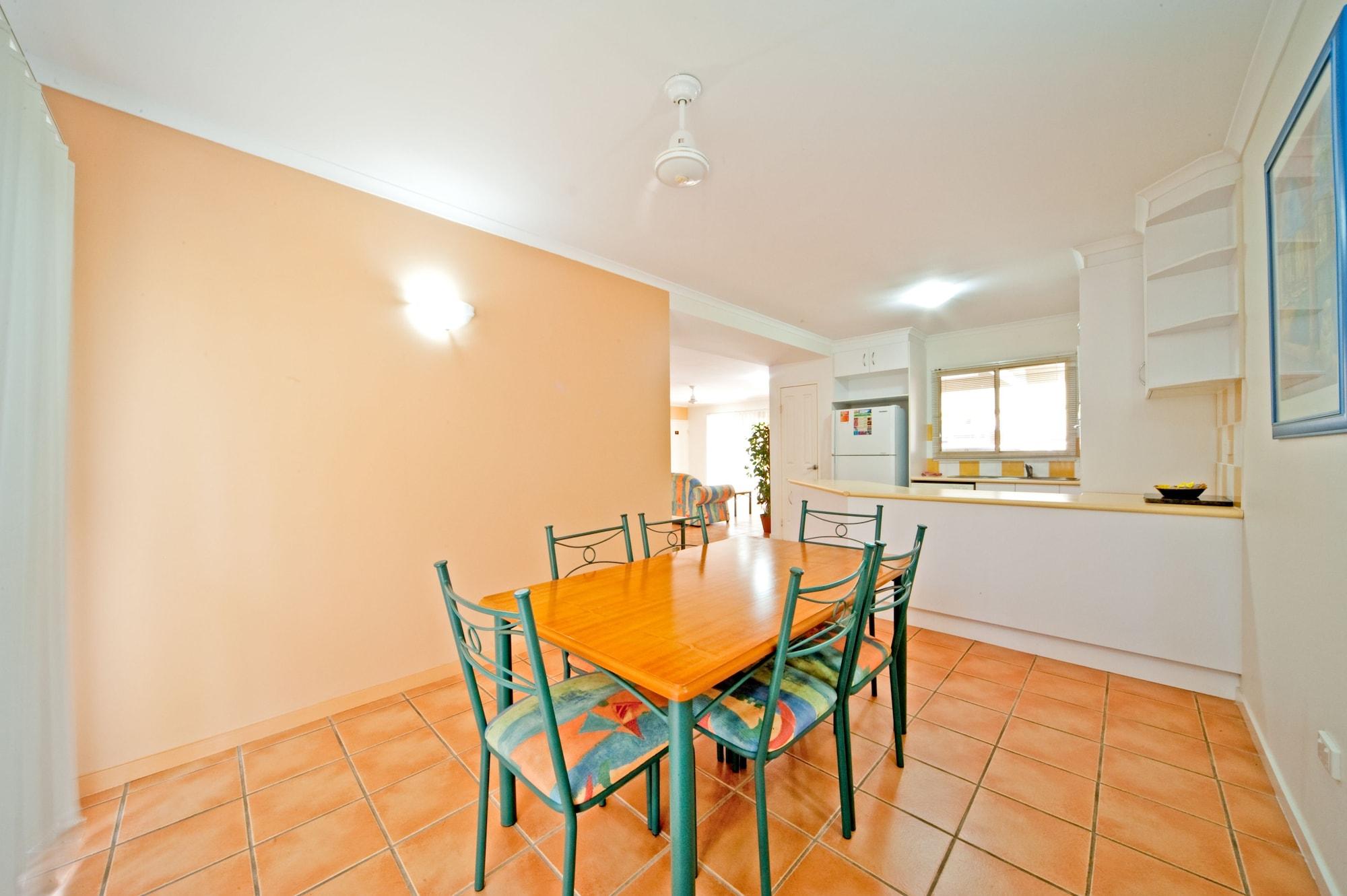 At Beach Court Holiday Villas Airlie Beach Exterior foto