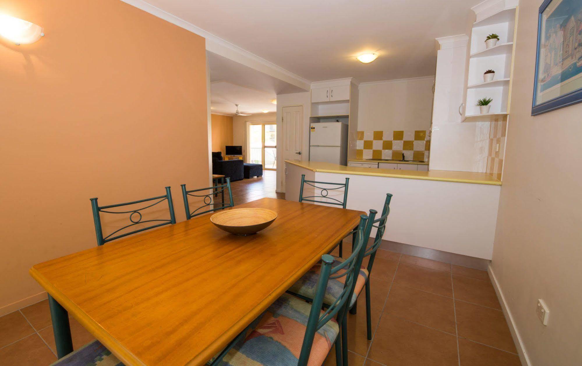 At Beach Court Holiday Villas Airlie Beach Exterior foto