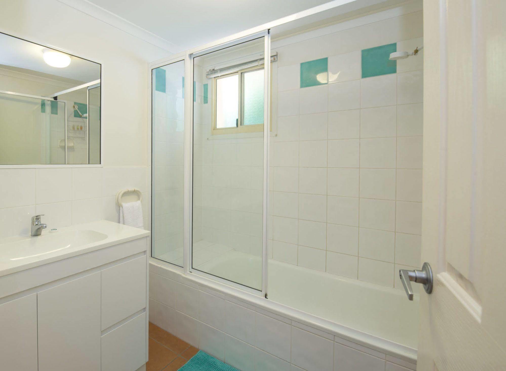 At Beach Court Holiday Villas Airlie Beach Exterior foto