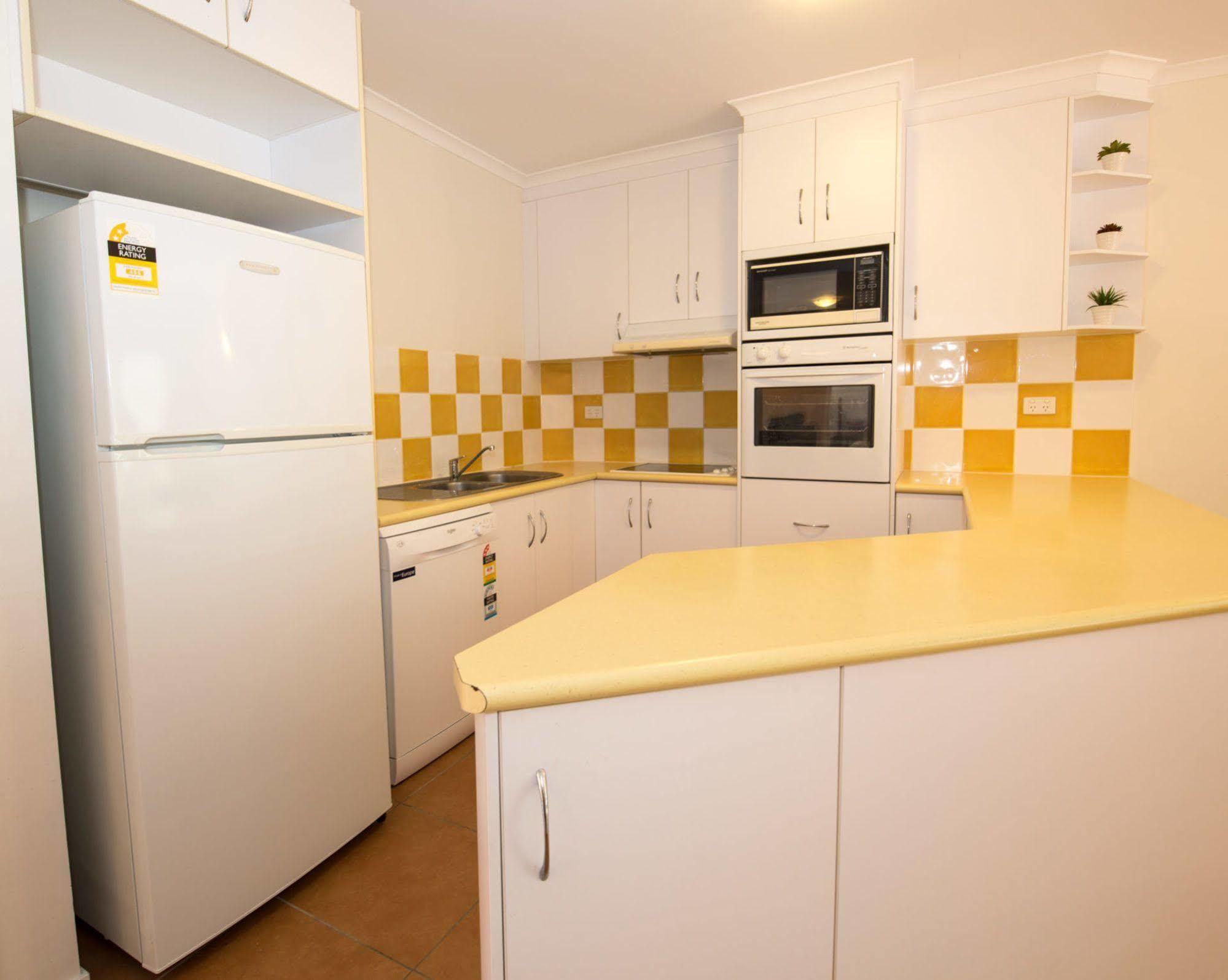 At Beach Court Holiday Villas Airlie Beach Exterior foto