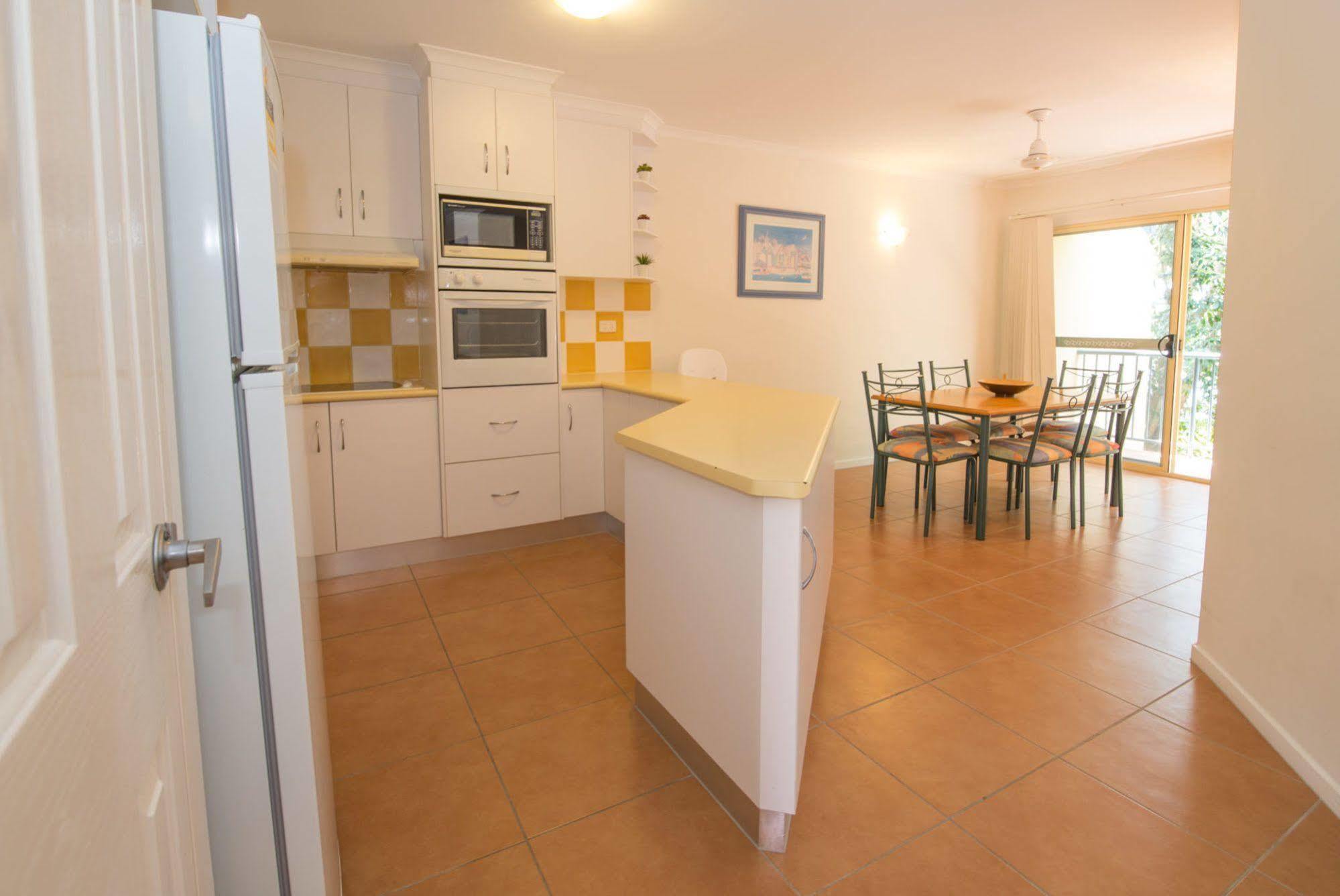 At Beach Court Holiday Villas Airlie Beach Exterior foto