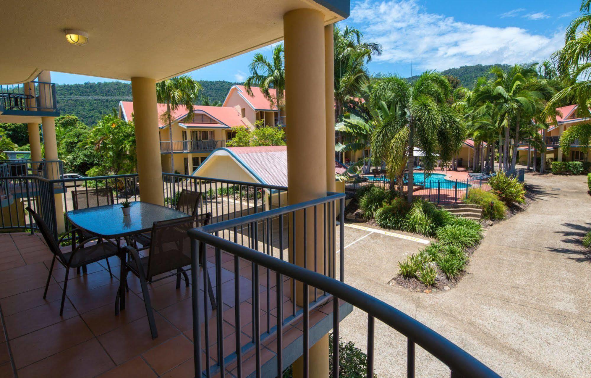At Beach Court Holiday Villas Airlie Beach Exterior foto