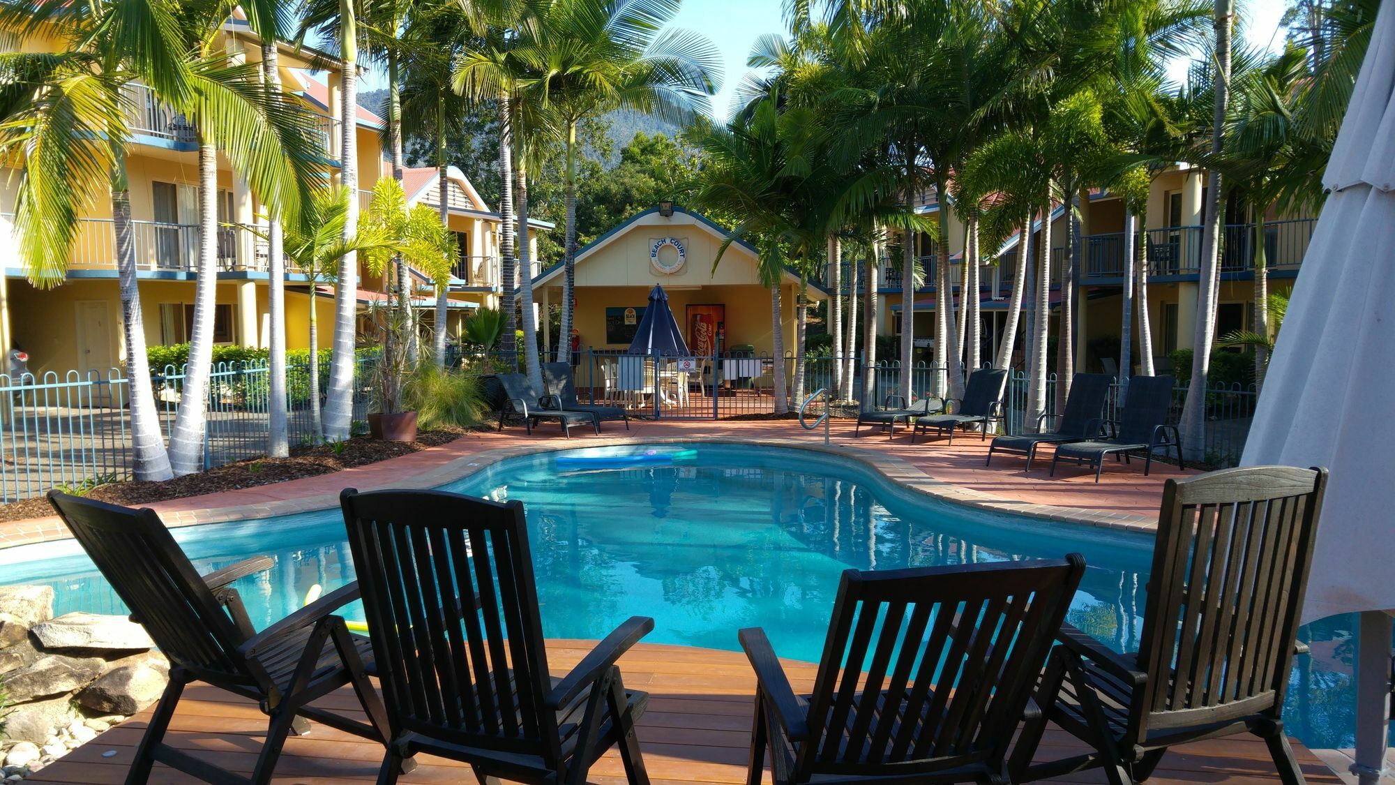 At Beach Court Holiday Villas Airlie Beach Exterior foto